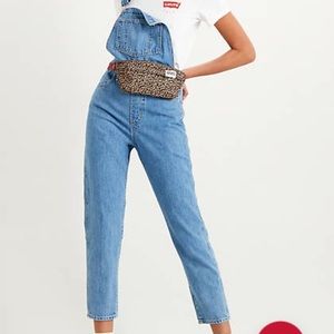 BRAND NEW Levi’s tapered overalls 💙